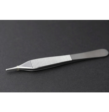 Medical hook forceps with tooth